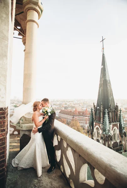 Casal bonito elegante beijando e abraçando no fundo vista panorâmica da cidade velha — Fotografia de Stock