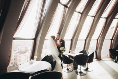 Çift düğün ayakta ve otelin öpüşme olduğunu