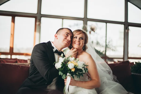 Hochzeitspaar steht und küsst sich im Hotel — Stockfoto