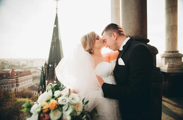 Stilvoll schönes Hochzeitspaar küsst und umarmt sich im Hintergrund Panoramablick auf die Altstadt — Stockfoto