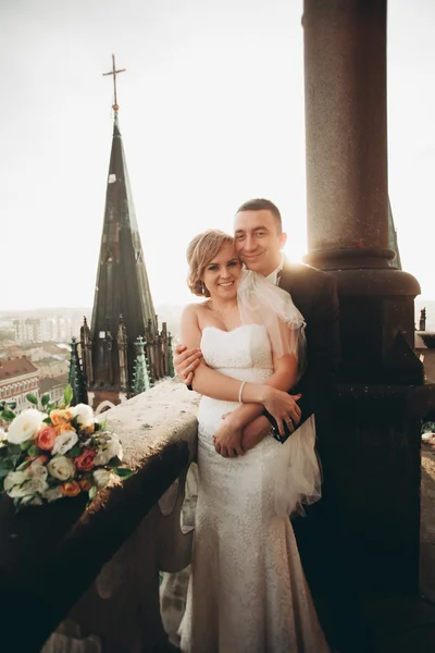 Stilvoll schönes Hochzeitspaar küsst und umarmt sich im Hintergrund Panoramablick auf die Altstadt — Stockfoto