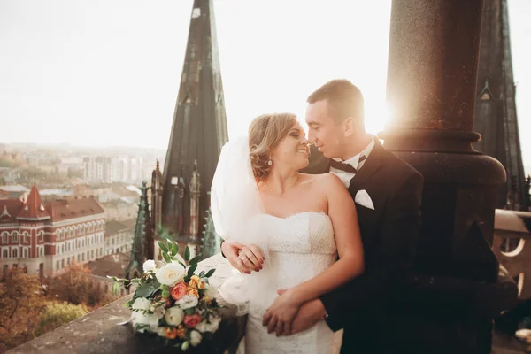 Élégant beau couple de mariage embrasser et étreindre sur fond vue panoramique sur la vieille ville — Photo