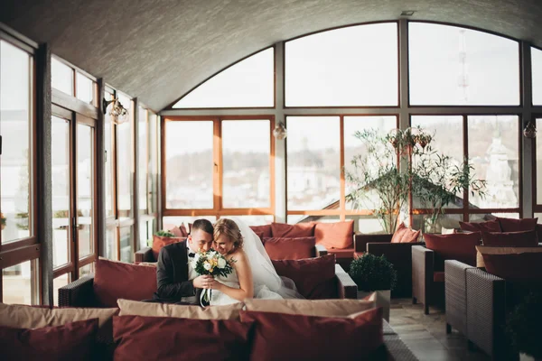 Matrimonio coppia è in piedi e baciare in hotel — Foto Stock