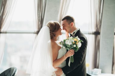 Çift düğün ayakta ve otelin öpüşme olduğunu