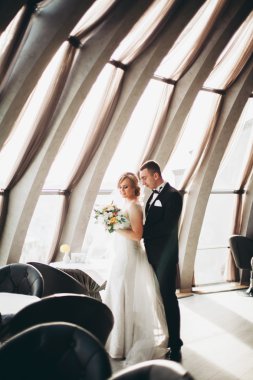 Çift düğün ayakta ve otelin öpüşme olduğunu