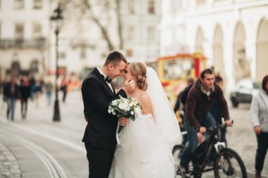 Çift düğün ayakta ve eski şehrin sokaklarında öpüşme olduğunu