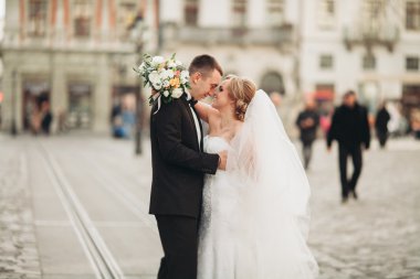 Çift düğün ayakta ve eski şehrin sokaklarında öpüşme olduğunu