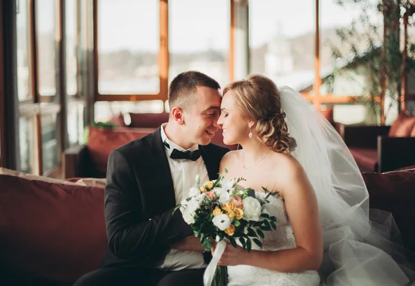 Hochzeitspaar steht und küsst sich im Hotel — Stockfoto