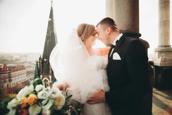 Élégant beau couple de mariage embrasser et étreindre sur fond vue panoramique sur la vieille ville — Photo