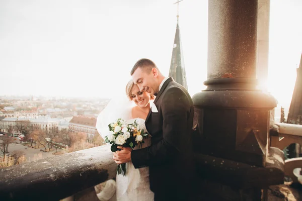 Stilvoll schönes Hochzeitspaar küsst und umarmt sich im Hintergrund Panoramablick auf die Altstadt — Stockfoto