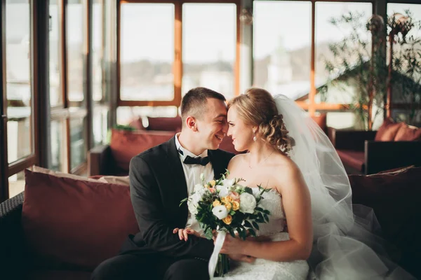 Hochzeitspaar steht und küsst sich im Hotel — Stockfoto