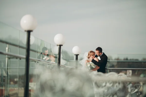 Casal bonito elegante beijando e abraçando no fundo vista panorâmica da cidade velha — Fotografia de Stock