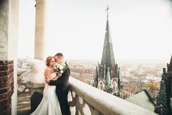 Casal bonito elegante beijando e abraçando no fundo vista panorâmica da cidade velha — Fotografia de Stock