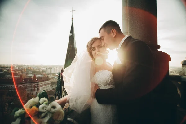 Stilvoll schönes Hochzeitspaar küsst und umarmt sich im Hintergrund Panoramablick auf die Altstadt — Stockfoto