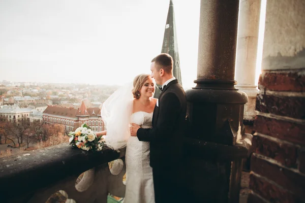 Casal bonito elegante beijando e abraçando no fundo vista panorâmica da cidade velha — Fotografia de Stock