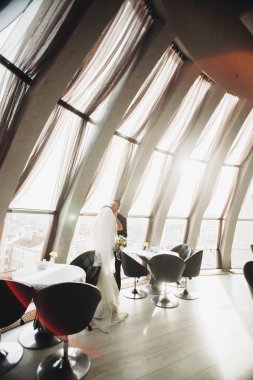 Çift düğün ayakta ve otelin öpüşme olduğunu