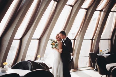 Çift düğün ayakta ve otelin öpüşme olduğunu