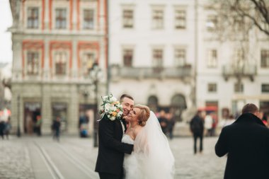 Çift düğün ayakta ve eski şehrin sokaklarında öpüşme olduğunu