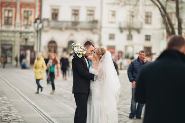 Çift düğün ayakta ve eski şehrin sokaklarında öpüşme olduğunu