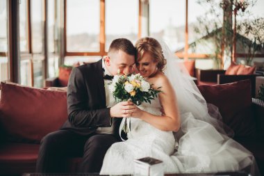 Çift düğün ayakta ve otelin öpüşme olduğunu