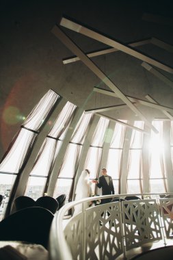 Çift düğün ayakta ve otelin öpüşme olduğunu