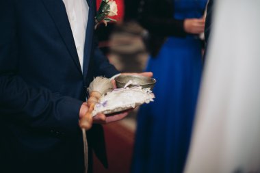 Kilisenin içinde lüks yüzük. Düğün töreni