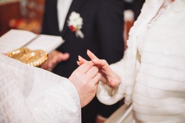 Yeni evliler elbise alyans Kilisesi