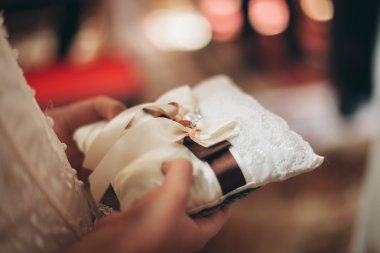 Kilisenin içinde lüks yüzük. Düğün töreni