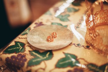 Kilisenin içinde lüks yüzük. Düğün töreni