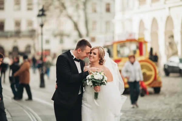 Pareja de boda está de pie y besándose en las calles de la ciudad vieja — Foto de Stock