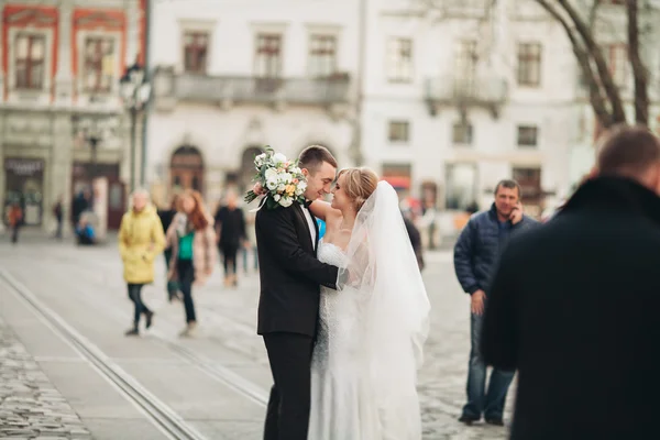 Esküvői pár állandó és csók a régi város utcáin — Stock Fotó
