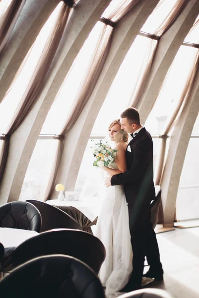 Casamento casal está de pé e beijando no hotel — Fotografia de Stock