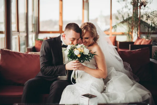 Çift düğün ayakta ve otelin öpüşme olduğunu