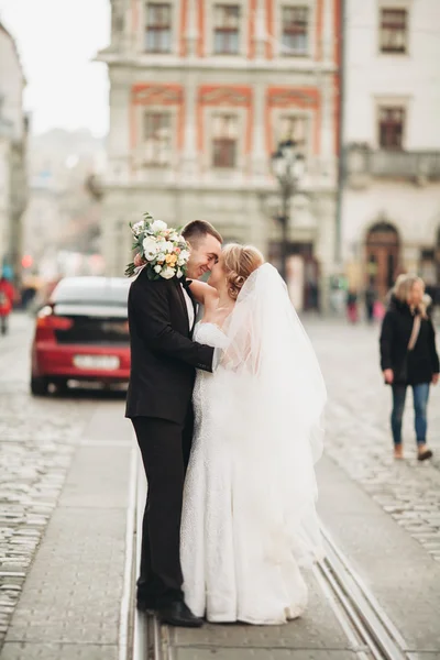 Bröllop par är stående och kyssas på gatorna i gamla stan — Stockfoto