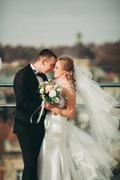 Casal bonito elegante beijando e abraçando no fundo vista panorâmica da cidade velha — Fotografia de Stock