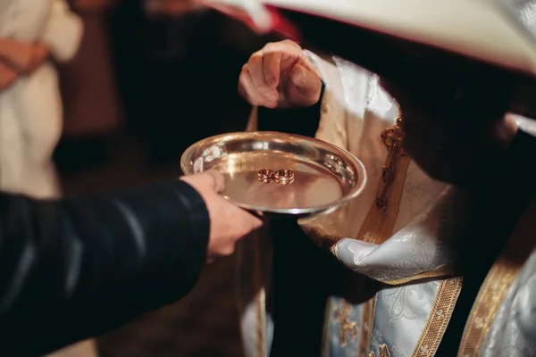 Recién casados vestido anillo de bodas en la iglesia —  Fotos de Stock