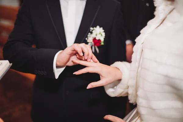 Recién casados vestido anillo de bodas en la iglesia — Foto de Stock