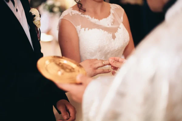 Recém-casados vestido anel de casamento na igreja — Fotografia de Stock