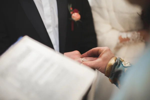 Recém-casados vestido anel de casamento na igreja — Fotografia de Stock