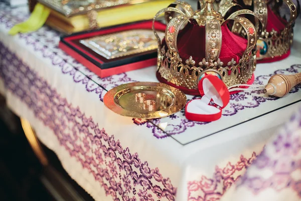 Recién casados vestido anillo de bodas en la iglesia —  Fotos de Stock