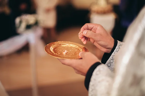 Anéis luxuosos na igreja. Cerimônia de casamento — Fotografia de Stock