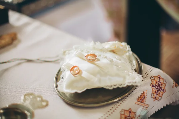 Anéis luxuosos na igreja. Cerimônia de casamento — Fotografia de Stock