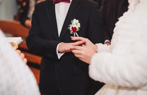 在教会里新婚礼服结婚戒指 — 图库照片