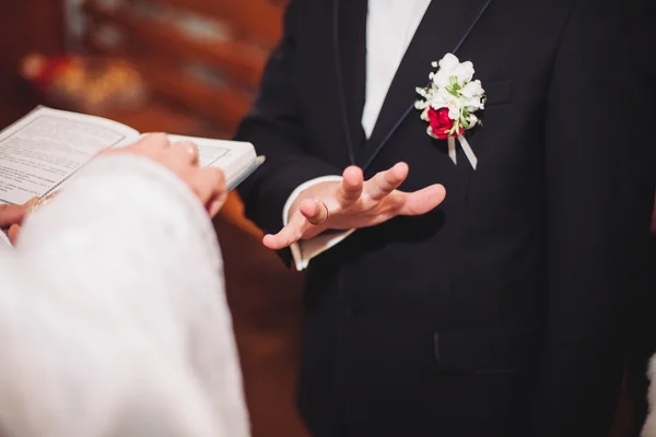 Novomanželé šaty snubní prsten v kostele — Stock fotografie