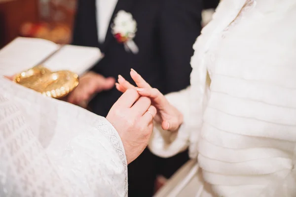 Recién casados vestido anillo de bodas en la iglesia — Foto de Stock
