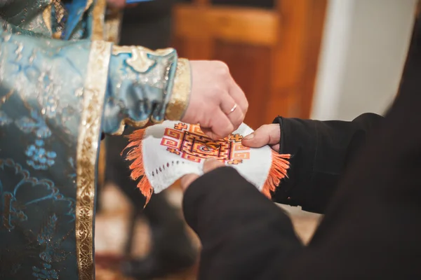 교회에서 고급 스러운 반지입니다. 결혼식 — 스톡 사진