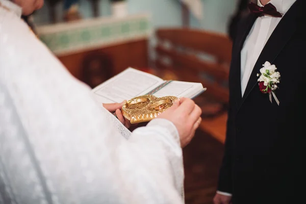 Brautpaar kleidet Ehering in der Kirche — Stockfoto