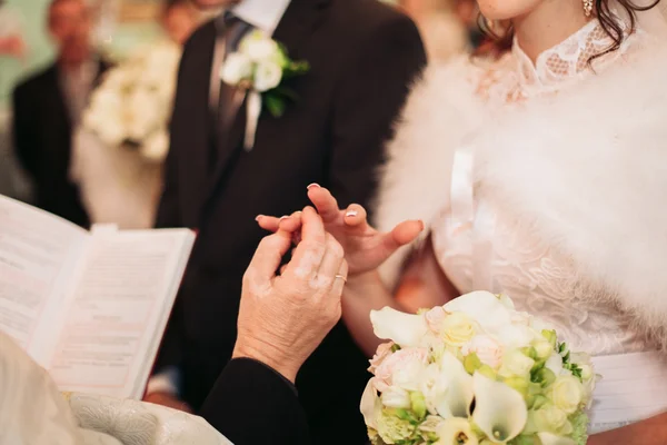 Recém-casados vestido anel de casamento na igreja — Fotografia de Stock