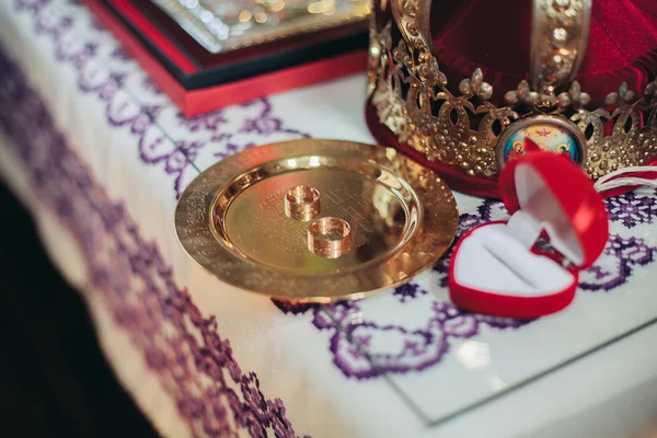 Luksusowe pierścienie w kościele. Ślub — Zdjęcie stockowe