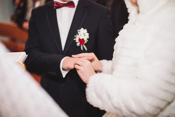 Recém-casados vestido anel de casamento na igreja — Fotografia de Stock